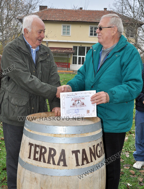 Съсед мъкне бъчвата на Винаря на годината в Харманли