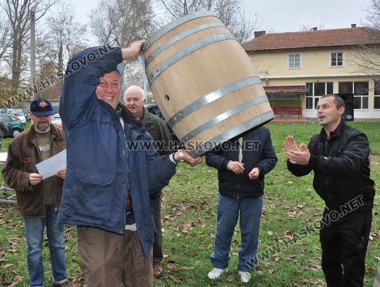 Съсед мъкне бъчвата на Винаря на годината в Харманли