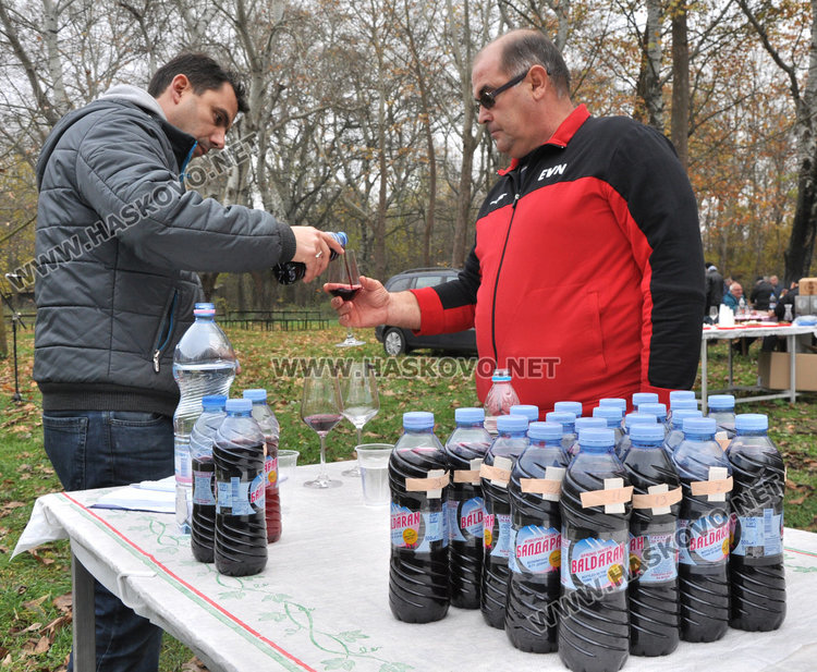 Съсед мъкне бъчвата на Винаря на годината в Харманли