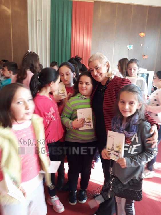 Изселничка обикаля две години България и дарява деца с книги на турски