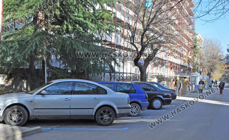 Хасковлии от ул. “Атон”: Саниращата фирма зае Синята зона, къде да спрем?