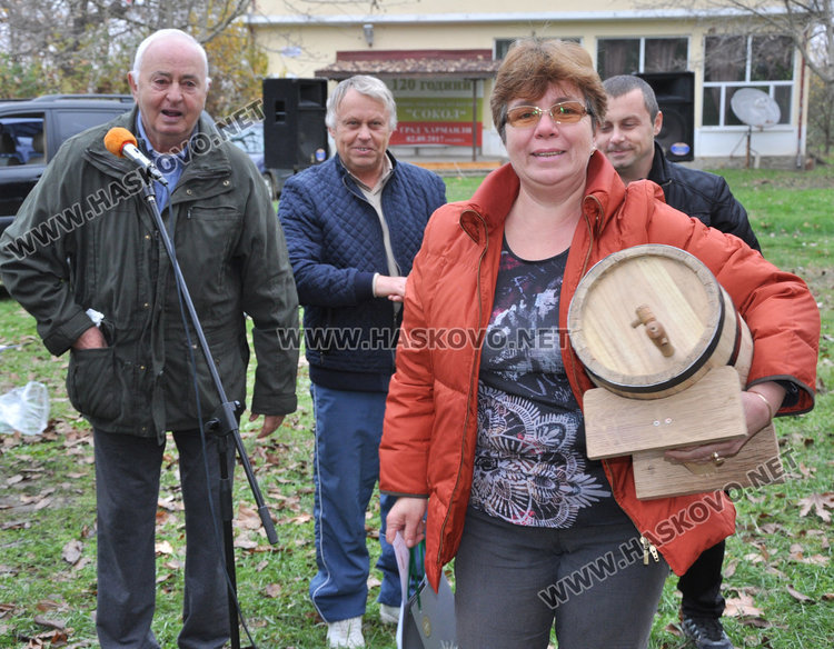 Съсед мъкне бъчвата на Винаря на годината в Харманли