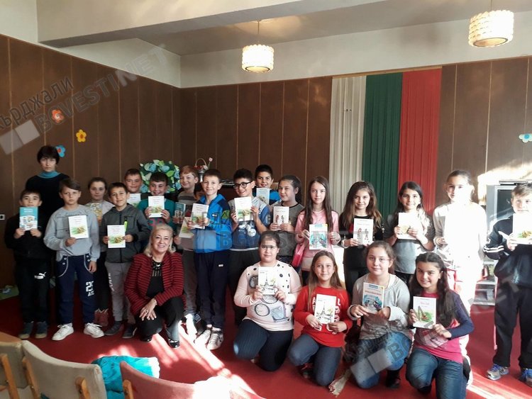 Изселничка обикаля две години България и дарява деца с книги на турски