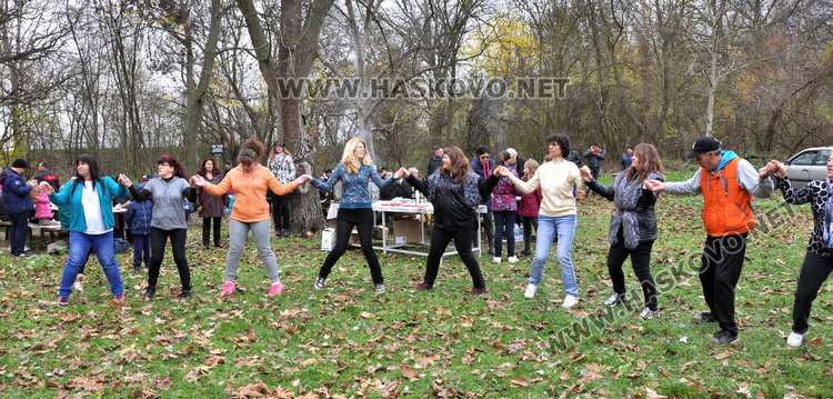 Съсед мъкне бъчвата на Винаря на годината в Харманли