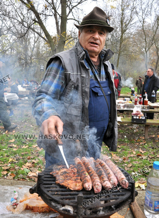 Съсед мъкне бъчвата на Винаря на годината в Харманли