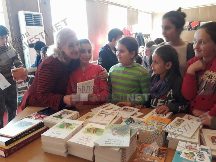 Изселничка обикаля две години България и дарява деца с книги на турски