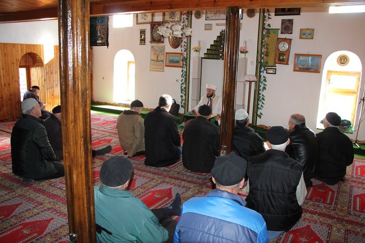 Бившият главен мюфтия Фикри Сали отслужи петъчна молитва в Падина