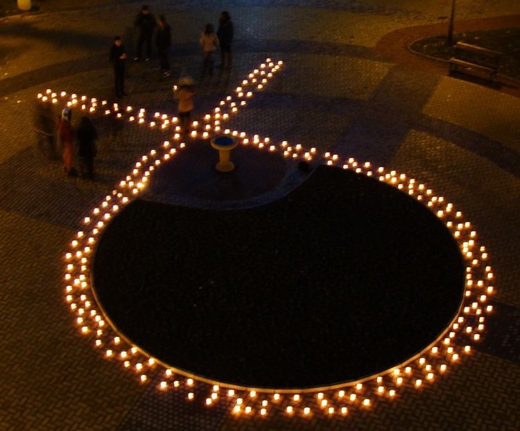 На 1 декември от 17:00 часа  Детски и младежки център отново организират направата на  светеща панделка от свещи пред сградата на библиотеката, снимка -архив