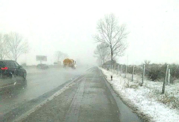 24 машини почистват магистралата след тунела „Траянови врата“