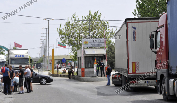 Хванаха грузинец, шофирал бус с фалшиви номера