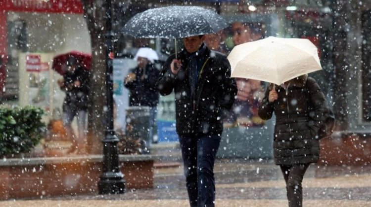 Рязко застудяване, оранжев код за валежи и силен вятър