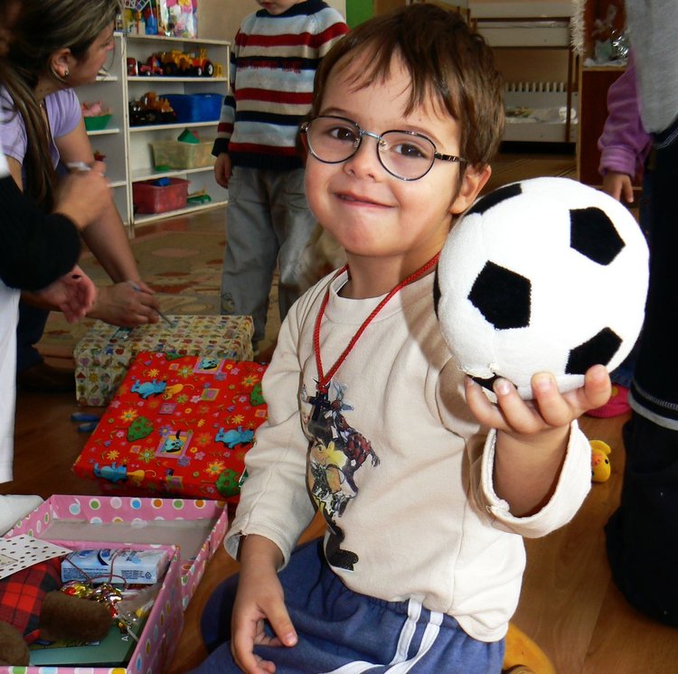 За 11-та поредна година в Димитровград стартира кампания за подаръчни коледни кутии за деца, снимка -архив