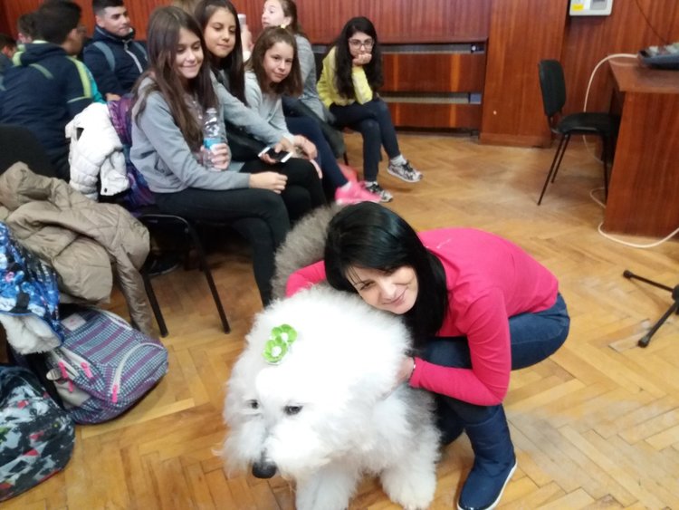 Мон гостува на първомайските ученици