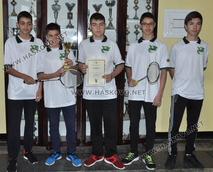 Царската гимназия обра отборните медали в общинските игри