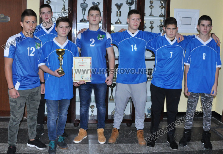 Царската гимназия обра отборните медали в общинските игри