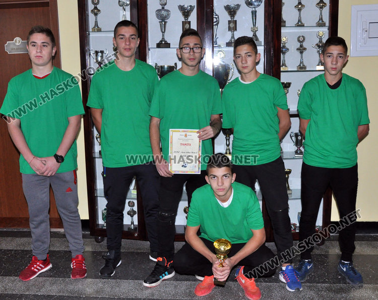 Царската гимназия обра отборните медали в общинските игри