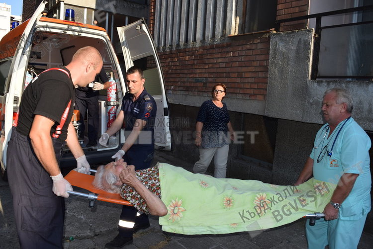 Пожарникари със спешна намеса, разбили врата заради болна жена