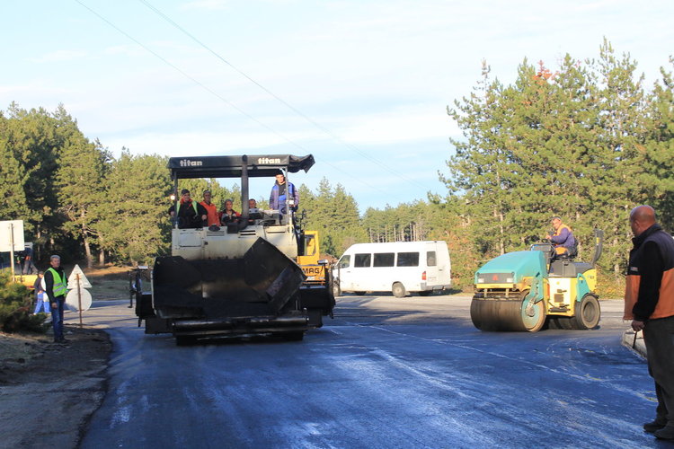 Жители от Джебелско благодарят на Караянчева за преасфалтиран път