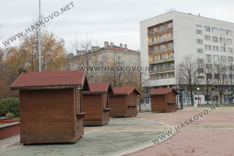 Па площада пред Общината вече са разположени коледните работилнички