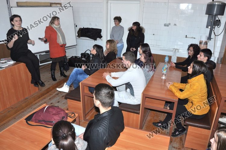 В ролята на преподавател в ПМГ "Иван Вазов" влезна днес поетесата от Стара Загора Мария Донева