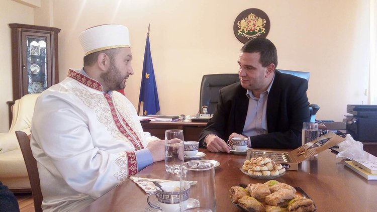 Районният мюфтия на кафе при областния управител, обсъждат субсидирането на храмовете