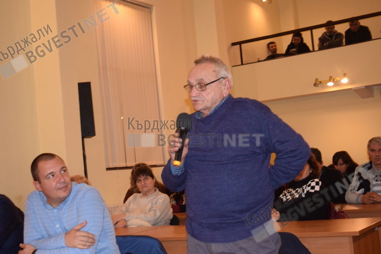 Червени и сини спориха за данъците помежду си, кметът спечели общественото обсъждане