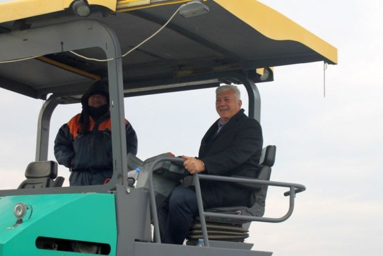 Областният Димитров и кметът Караиванов инспектираха ремонта на Пловдив - Асеновград, асфалтът полага единствената по рода си машина в страната