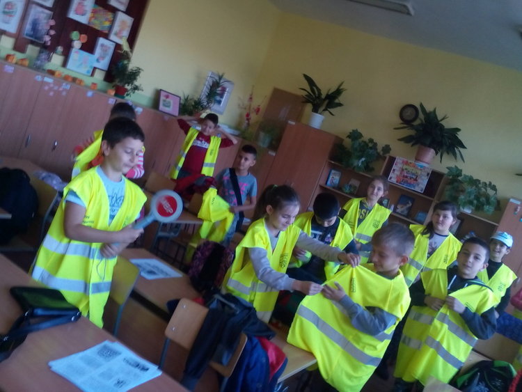 Третокласниции от Детското полицейско управление в село Кирково изучиха работата на полицаите и полицейските атрибути          