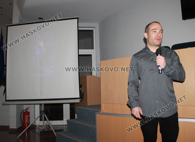 Доц. Евгени Овчаров представи историята и традициите в катедра Астрономия