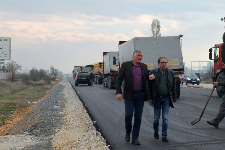 Областният Димитров и кметът Караиванов инспектираха ремонта на Пловдив - Асеновград, асфалтът полага единствената по рода си машина в страната