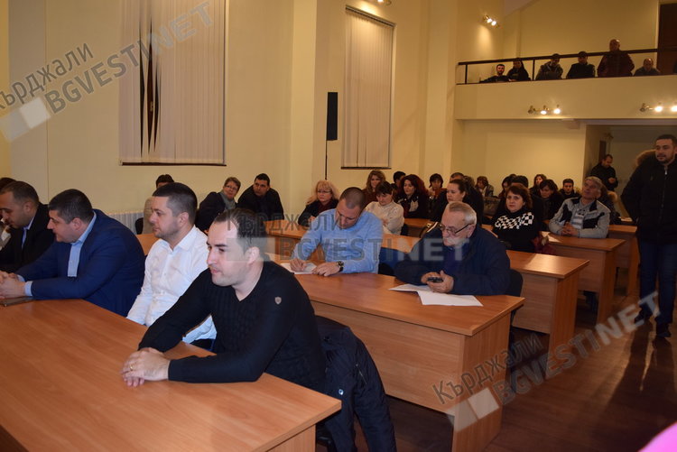 Червени и сини спориха за данъците помежду си, кметът спечели общественото обсъждане