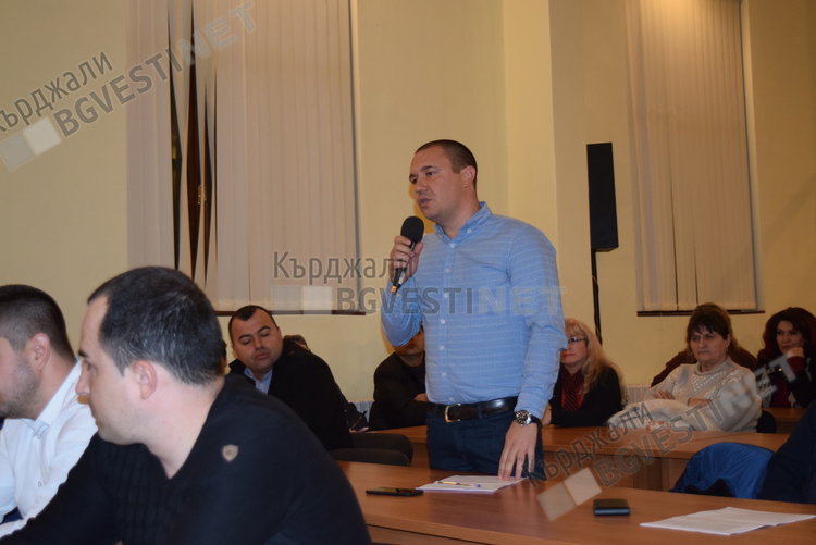 Червени и сини спориха за данъците помежду си, кметът спечели общественото обсъждане