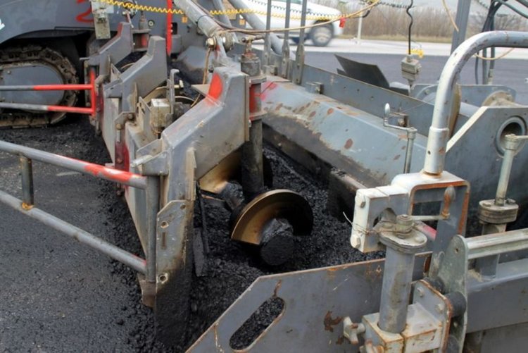 Областният Димитров и кметът Караиванов инспектираха ремонта на Пловдив - Асеновград, асфалтът полага единствената по рода си машина в страната