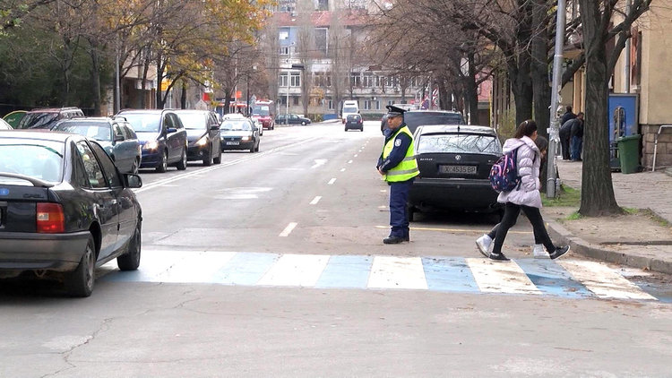 Пешеходната пътека до училище "Смирненски"