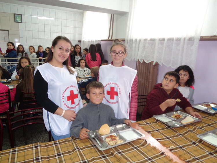 БЧК и „Кауфланд” с топъл обяд за малки деца в нужда
