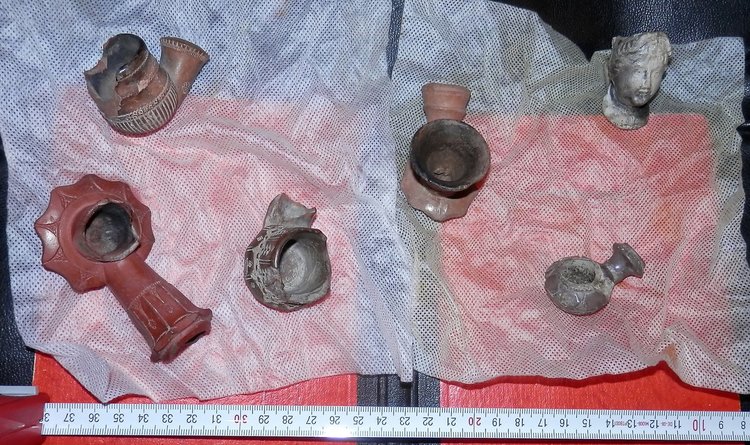 Арестуваха баща и син за иманярство и незаконни оръжия