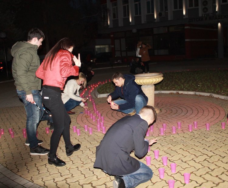 Със светеща панделка по традиция бе отбелязан деня срещу СПИН в Димитровград