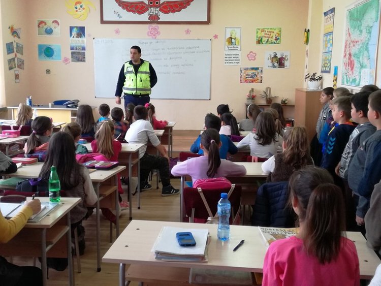 Безопасност на пътя изучаваха славейковци със служител на „Пътна полиция“