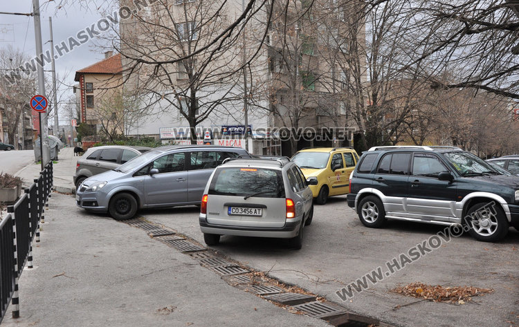 Учителка закъсня за час, затапиха я на паркинг