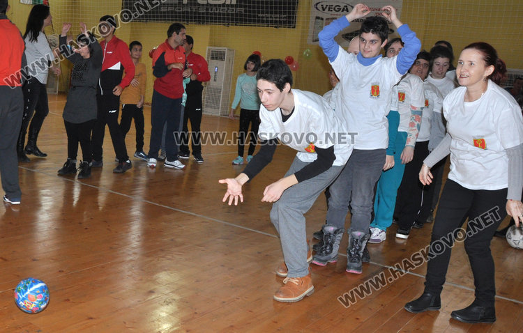 Над 200 деца отбелязаха с танци и игри Международния ден на хората с увреждания