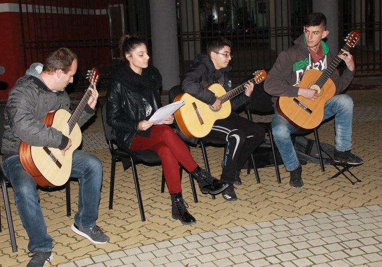 Със светеща панделка по традиция бе отбелязан деня срещу СПИН в Димитровград