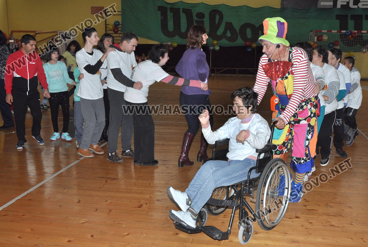Над 200 деца отбелязаха с танци и игри Международния ден на хората с увреждания