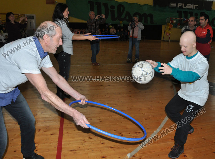 Над 200 деца отбелязаха с танци и игри Международния ден на хората с увреждания