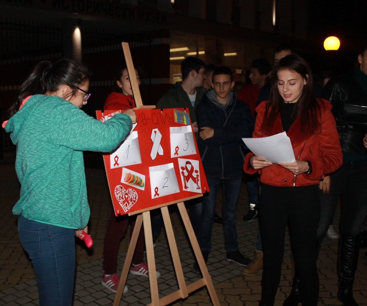Със светеща панделка по традиция бе отбелязан деня срещу СПИН в Димитровград