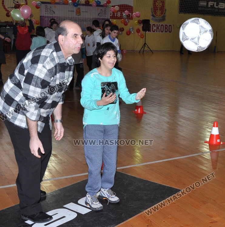 Над 200 деца отбелязаха с танци и игри Международния ден на хората с увреждания