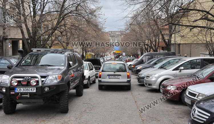 Учителка закъсня за час, затапиха я на паркинг