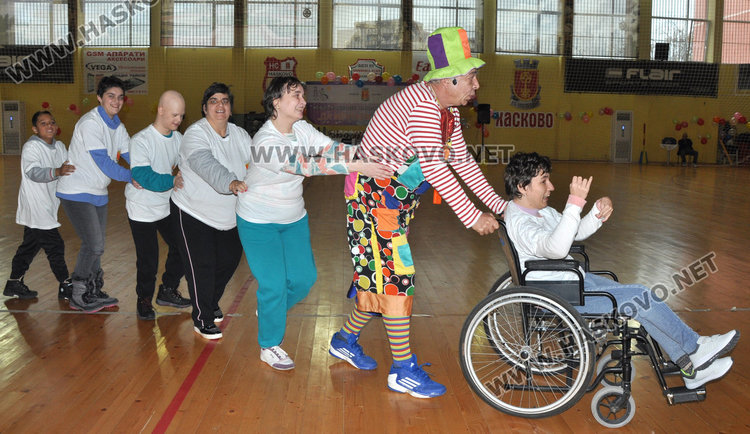 Над 200 деца отбелязаха с танци и игри Международния ден на хората с увреждания