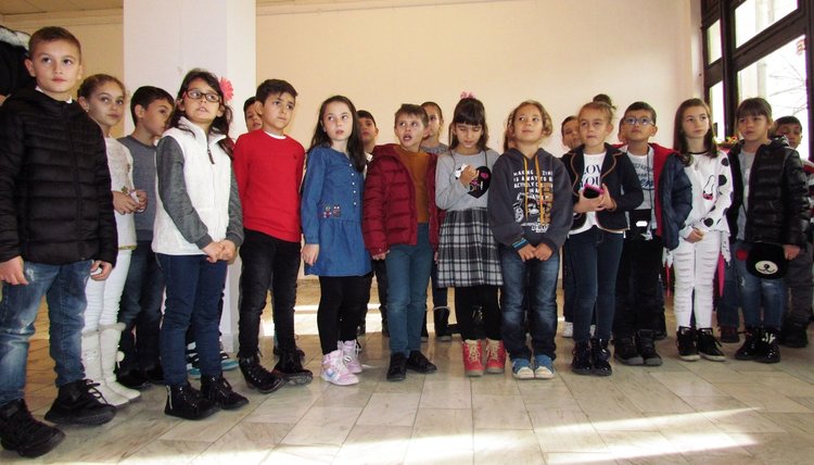 Благотворителна изложба на детски рисунки набира средства за следоперативна рехабилитация за второкласничката от ОУ "П.Славейков" Габи