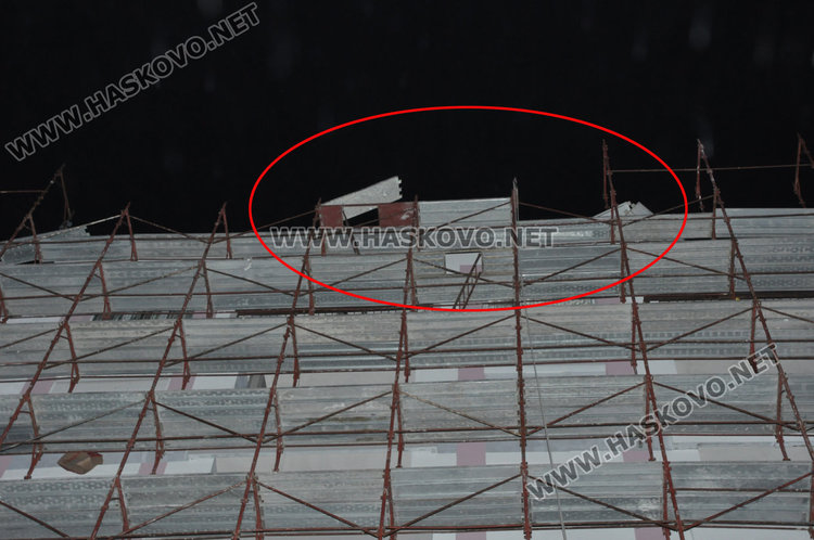 Бурният вятър издуха скеле на саниран блок на ул. „Калоян“ 