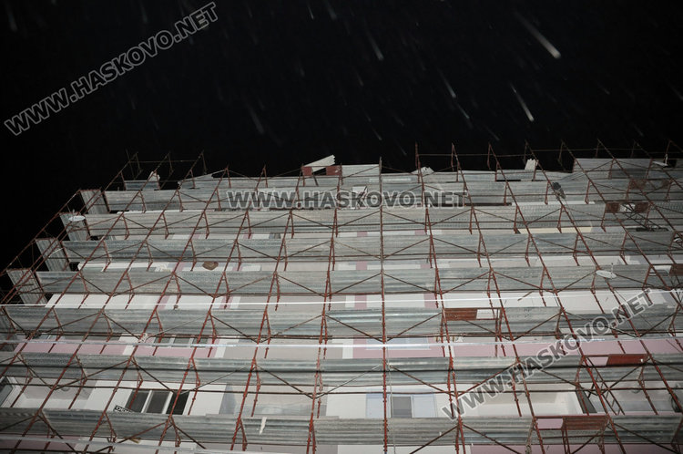 Бурният вятър издуха скеле на саниран блок на ул. „Калоян“ 